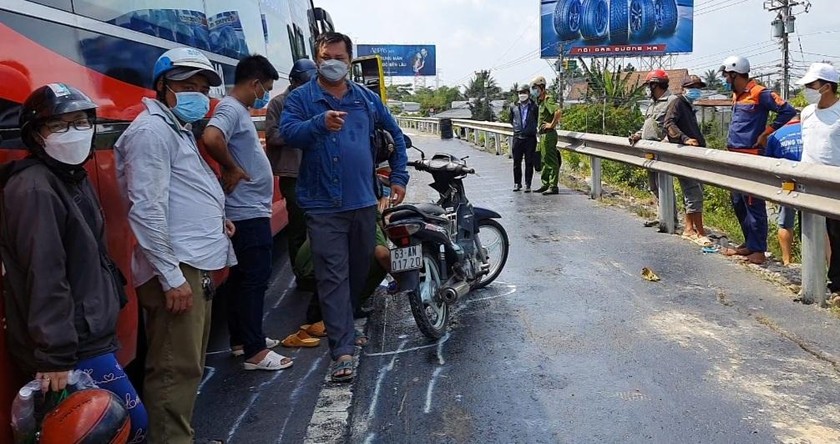 Người đàn ông đi xe máy tử vong sau khi va chạm xe giường nằm trên Quốc lộ 1