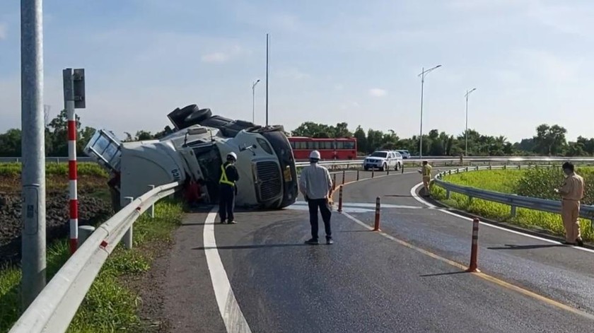 Xe đầu kéo lật ngang tại dốc cầu vượt cao tốc Trung Lương - Mỹ Thuận