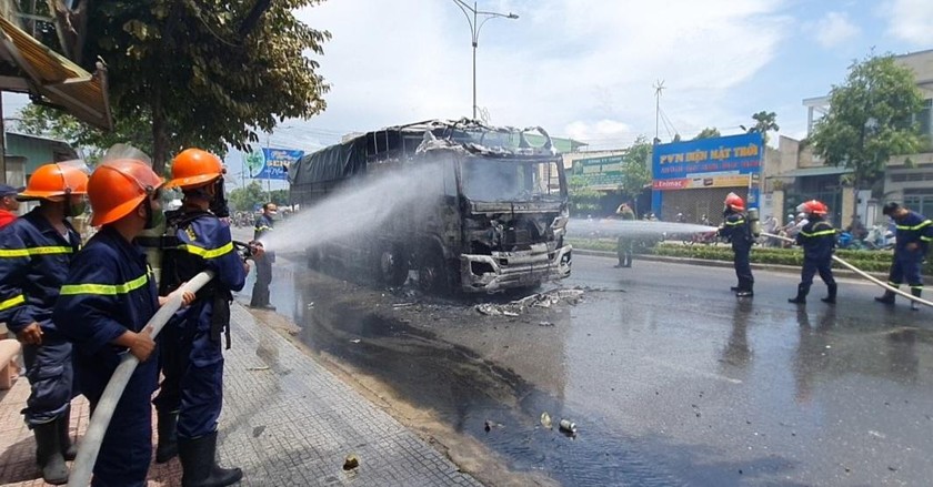 Xe tải chở bia bốc cháy ngùn ngụt trên Quốc lộ 60, người dân hỗ trợ tài xế giải cứu bia