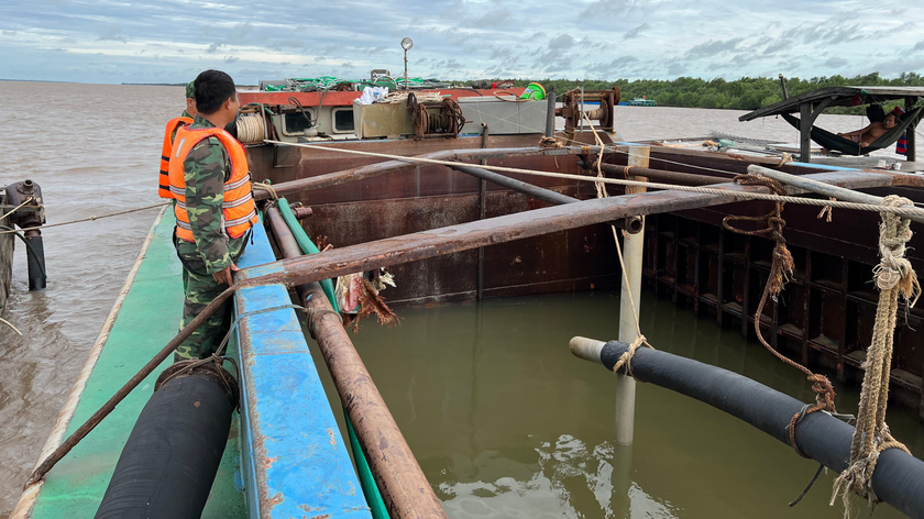 Biên phòng Tiền Giang tạm giữ 7 phương tiện vận chuyển cát trái phép cát