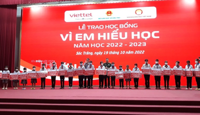 Trao 250 suất học bổng 'Vì em hiếu học' cho học sinh nghèo Sóc Trăng