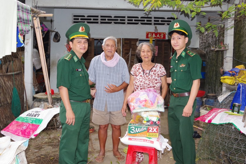 Mang 'Xuân Biên phòng, ấm lòng dân bản' về với người dân khu vực biên giới biển Sóc Trăng