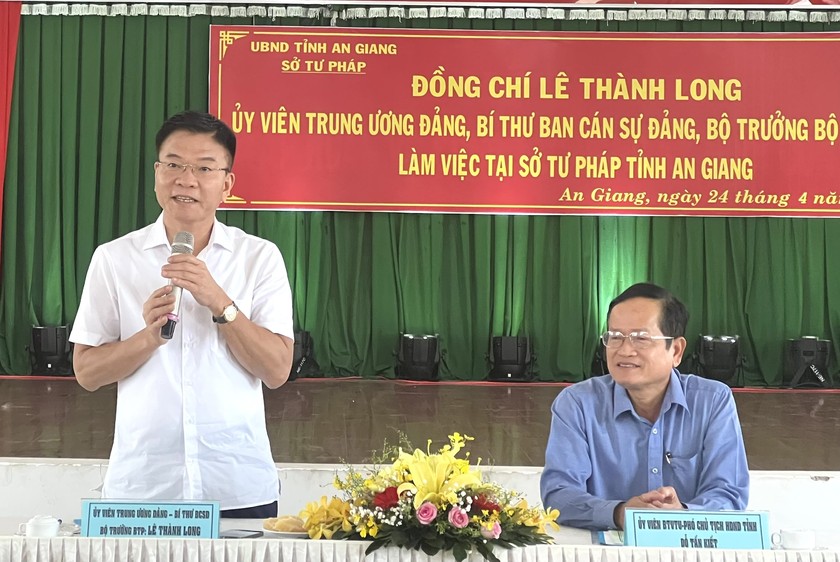 Bộ trưởng Bộ Tư pháp Lê Thành Long phát biểu tại buổi làm việc. Ảnh: Khánh Thuỳ