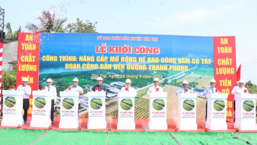 Đại biểu thực hiện nghi thức khởi công dự án. Ảnh: Thanh Mỹ