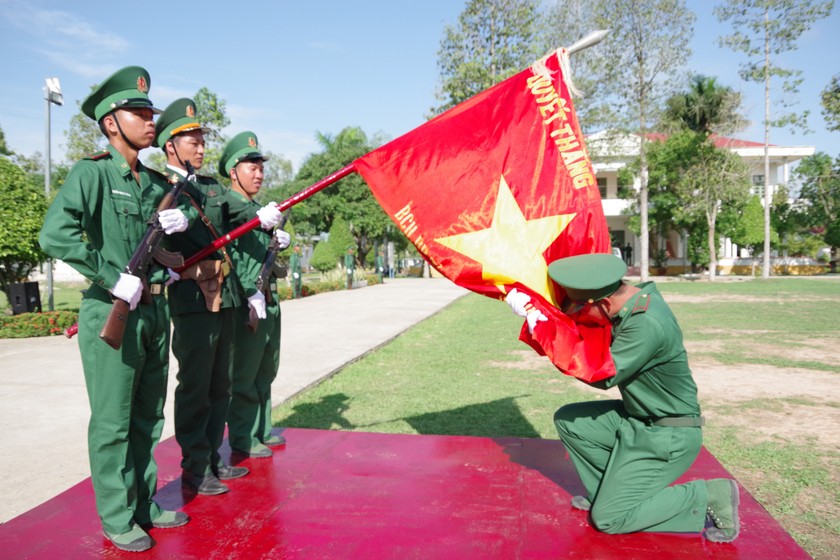 Chiến sĩ mới tuyên thệ. Ảnh: Hoà Bình