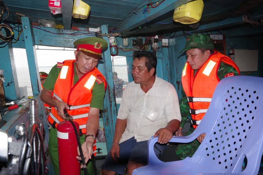 Công an huyện Trần Đề tuyên truyền phòng, chống cháy nổ cho chủ phương tiện. Ảnh: Văn Long