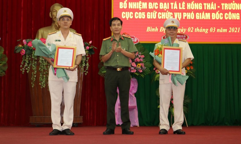 Trao quyết định của Bộ trưởng Bộ Công an cho Đại tá Lê Hồng Thái và Thượng tá Ngô Cự Vinh. Ảnh: Công an Bình Định.