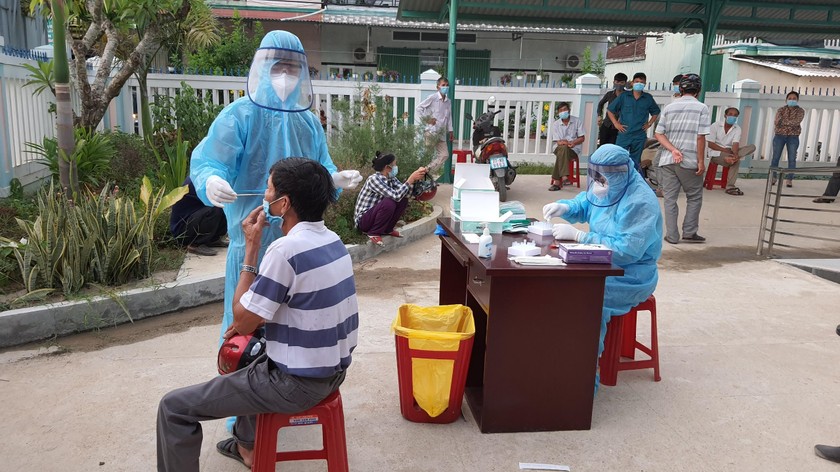 Lấy mẫu test nhanh COVID-19 cho người dân Hoài Nhơn. Ảnh: Tiểu ban tuyên truyền phòng, chống dịch COVID-19 Bình Định.