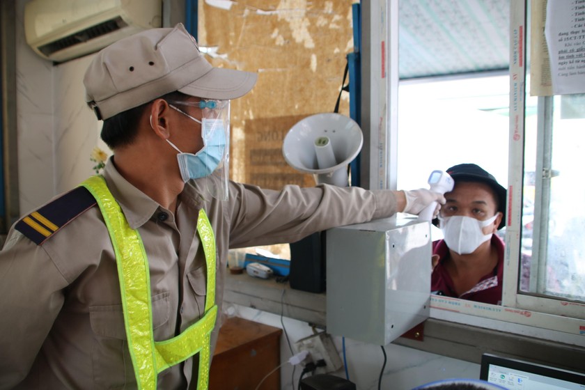 Đo thân nhiệt cho lái xe trước khi vào cảng Quy Nhơn.