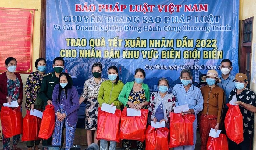 Ban Tổ chức trao quà Tết cho bà con ở khu vực 1.