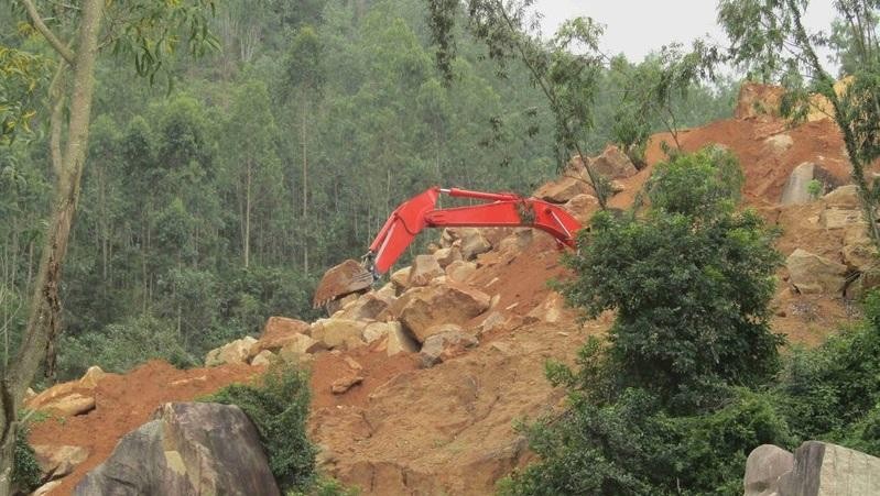 “Đá tặc” đưa xe múc lên khai thác trái phép ở núi Hòn Chà. Ảnh tư liệu.