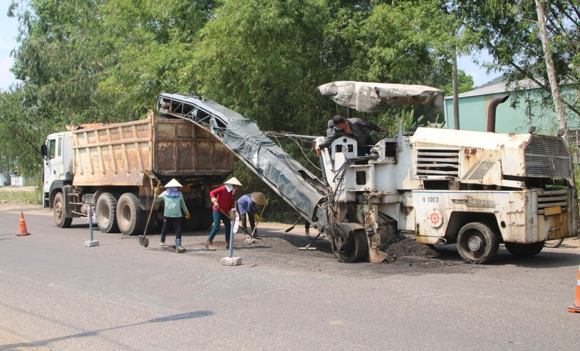 Công nhân đang tập trung sửa chữa các vị trí hư hỏng trên đoạn tuyến km1212+400 - km1265+00.