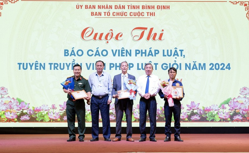 Trao giải cho 3 thí sinh đạt giải Nhất cuộc thi. (Ảnh: DTD)