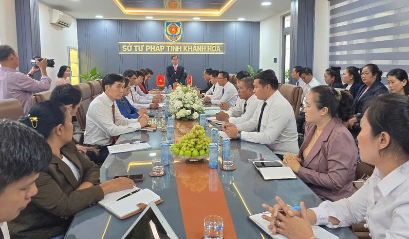Quang cảnh hội nghị ký kết.