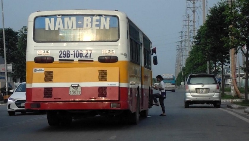 Bắc Giang: Xe dù hoạt động với quy mô lớn tại hai khu Công nghiệp Vân Trung và Đình Trám đang thách thức dư luận cũng như các cơ quan chức năng.