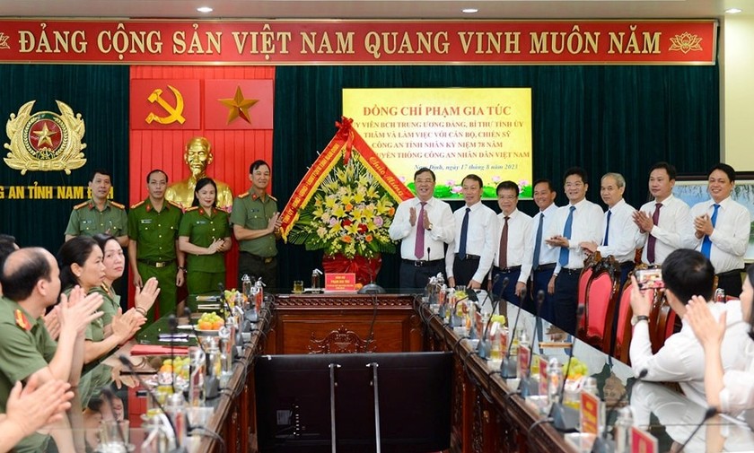 Bí thư Phạm Gia Túc tặng hoa chúc mừng cán bộ, chiến sĩ Công an tỉnh Nam Định nhân ngày 19/8/2023