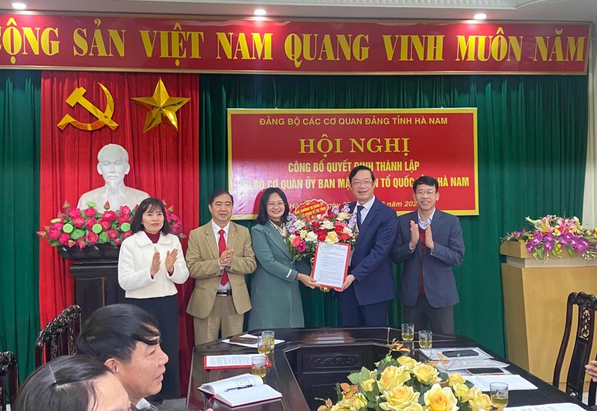 Đồng chí Nguyễn Minh Tiến, Ủy viên BTV Tỉnh ủy, Phó Bí thư Thường trực Đảng ủy các cơ quan Đảng tỉnh trao Quyết định thành lập và tặng hoa chúc mừng Chi bộ Cơ quan Ủy ban MTTQ tỉnh.