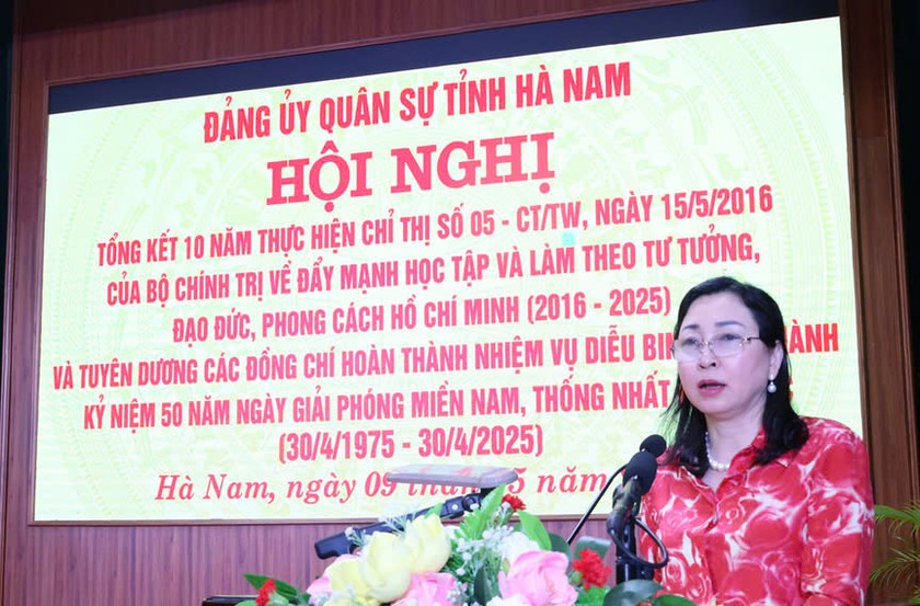 Bà Đinh Thị Lụa - Phó Bí thư thường trực Tỉnh ủy Hà Nam phát biểu tại hội nghị.
