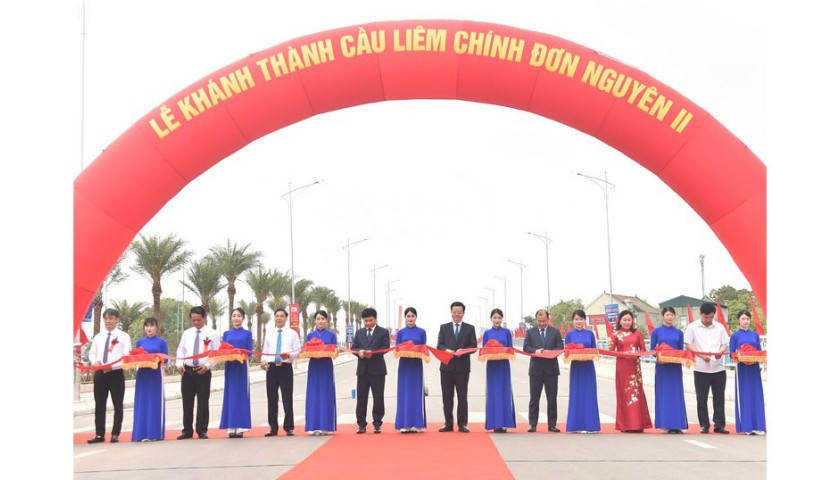 Phó Thủ tướng Mai Văn Chính và các đại biểu cắt băng khánh thành cầu Liêm Chính, đơn nguyên II, Phủ Lý, Hà Nam.