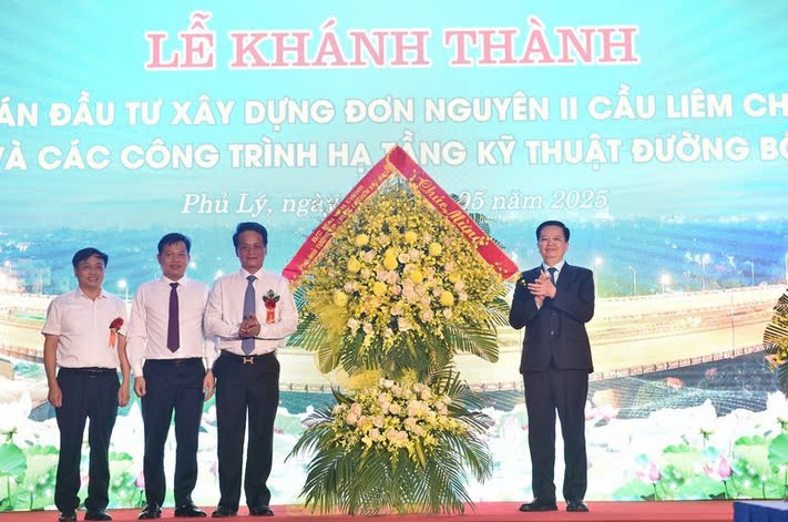 Phó Thủ tướng Mai Văn Chính tặng hoa chủ đầu tư dự án.