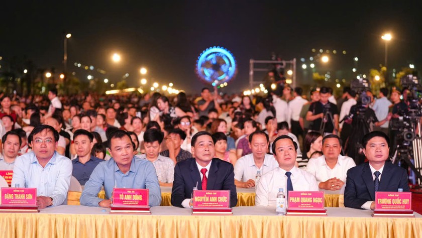 Các đại biểu dự lễ khai mạc.