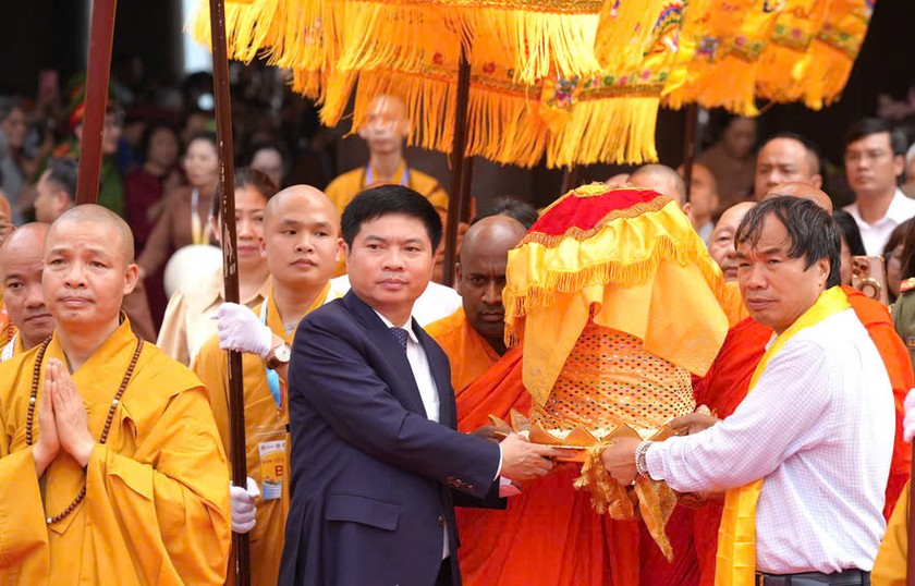 Ông Trương Quốc Huy - Bí thư Tỉnh ủy, Chủ tịch UBND tỉnh Hà Nam tham gia cung rước xá lợi Đức Phật về chùa đến chùa Tam Chúc.