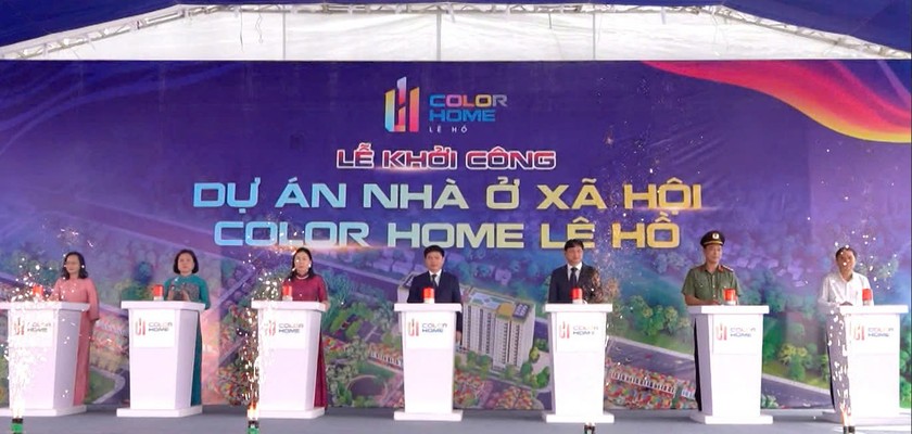 Các đại biểu thực hiện nghi thức khởi công dự án.