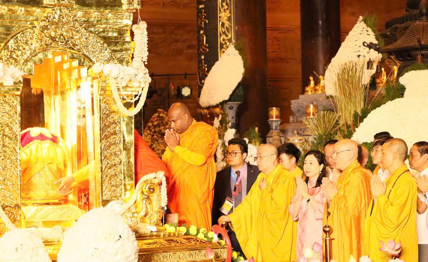 Cung tiễn xá lợi Đức Phật từ chùa Tam Chúc về tôn trí tại chùa Bái Đính.