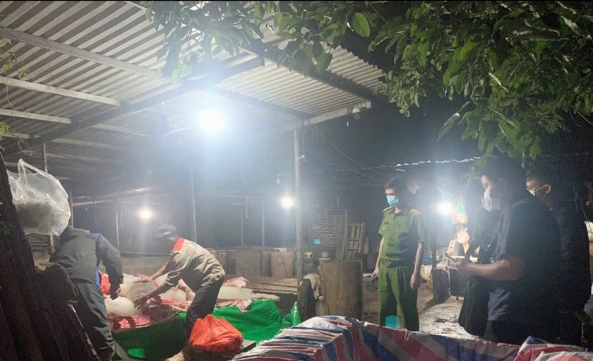 Lực lượng chức năng kiểm tra cơ sở giết mổ của ông Nguyễn Tiến Mạnh.