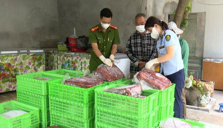 Lực lượng chức năng kiểm tra số nội tạng không rõ nguồn gốc, xuất xứ.