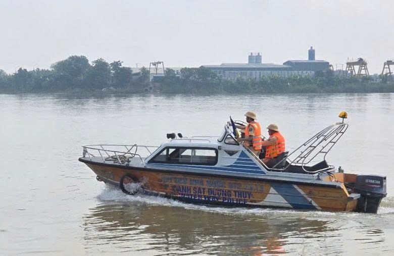 Phòng Cảnh sát giao thông ra quân tổng kiểm soát phương tiện khai thác, vận chuyển cát sỏi trái phép.