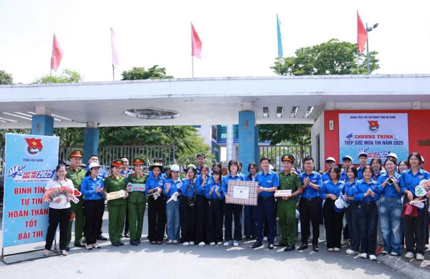 Bí thư Tỉnh đoàn Hà Nam tặng quà động viên lực lượng thanh niên tình nguyện.