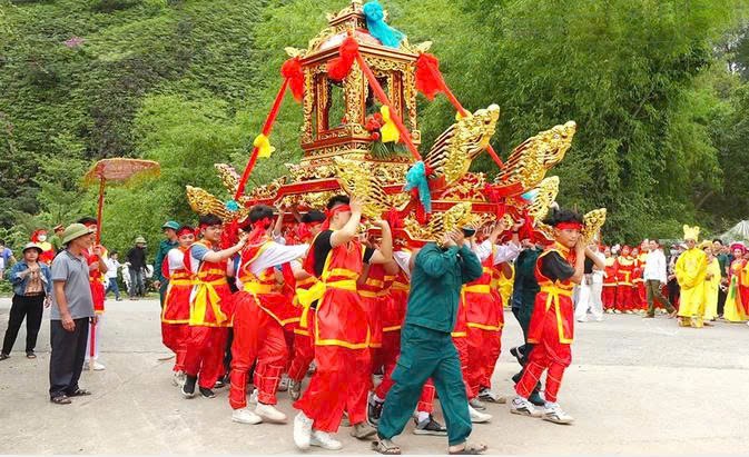 Lễ rước kiệu tại lễ hội đền Lăng năm 2024.