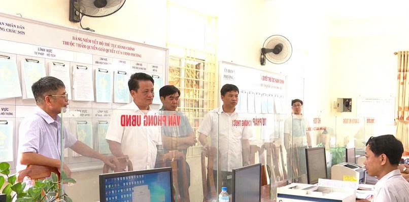 Lãnh đạo Phủ Lý kiểm tra tại Trung tâm phục vụ hành chính công phường Châu Sơn.