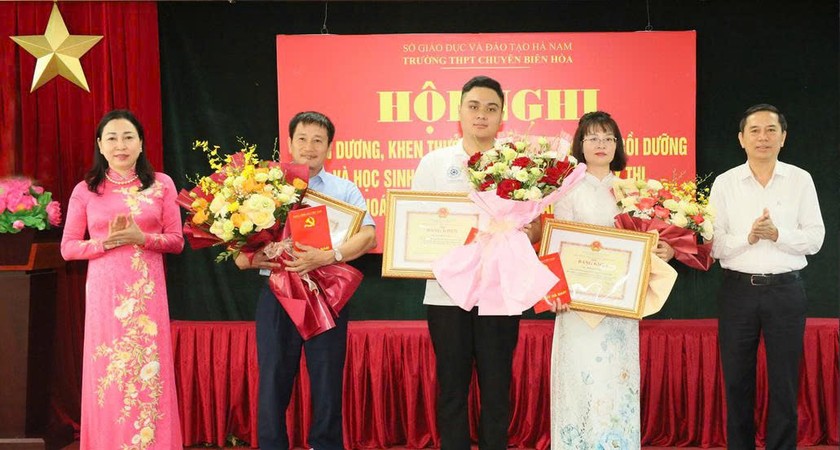 Ông Trần Xuân Dưỡng, Phó Chủ tịch UBND tỉnh, cùng bà Đinh Thị Lụa đã trao tặng Bằng khen của Chủ tịch UBND tỉnh cho em Đỗ Trung Kiên và hai giáo viên bồi dưỡng