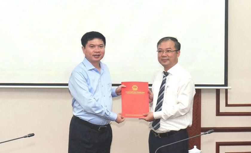 Ông Trương Quốc Huy, Bí thư Tỉnh ủy, Chủ tịch UBND tỉnh, Trưởng Đoàn đại biểu Quốc hội tỉnh trao quyết định bổ nhiệm Giám đốc Ban Quản lý đầu tư, phát triển đô thị và quỹ đất khu vực I.