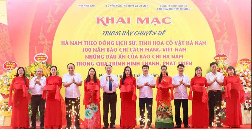 Các đại biểu cắt băng khai mạc trưng bày chuyên đề.