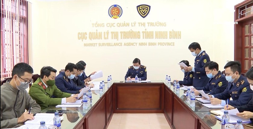 Cục quản lý thị trường tỉnh Ninh Bình họp triển khai kế hoạch kiểm tra chuyên đề chống buôn lậu, gian lận thương mại và hàng giả trước, trong và sau Tết Nguyên đán Nhâm Dần 2022.