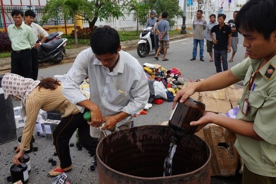 Tiêu hủy hàng giả tại Trung tâm Hội chợ triển lãm Đà Nẵng