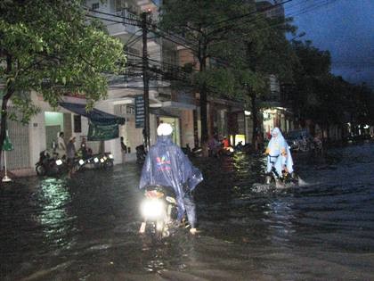 Bão vào trong đêm, mienf Trung ghi nhận những thiệt hại ban đầu