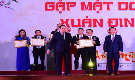 Ông Huỳnh Tấn Vinh đại diện Công ty Cổ phấn Du lịch Bắc Mỹ An- Furama Resort Đà Nẵng đươc Bí thư và Chủ tịch UBND TP. Đà Nẵng trao bằng khen tại buổi vinh danh