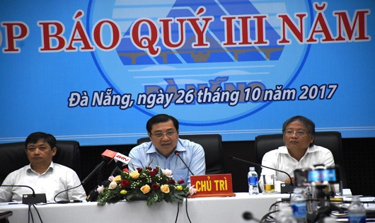 Ông Huỳnh Đức Thơ (ngồi giữa)