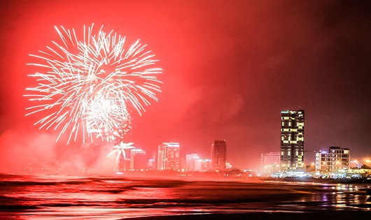 Bắn pháo hoa trên sà lan