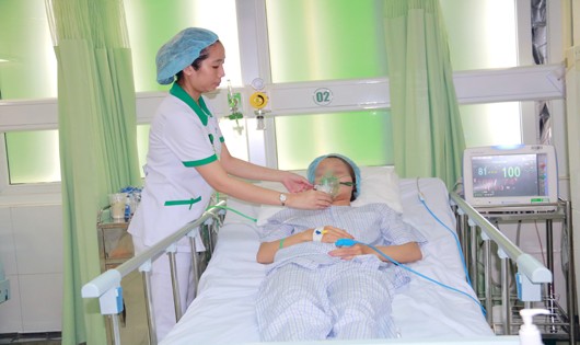 Ngày 14/5, bệnh nhân vẫn thở oxy cấp cứu tại Bệnh viện Hoàn Mỹ