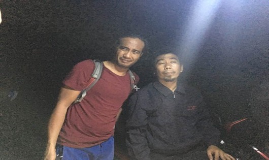 Du khách (bên trái) đi lạc được ngư dân cứu (Ảnh: Phan Minh Hải)