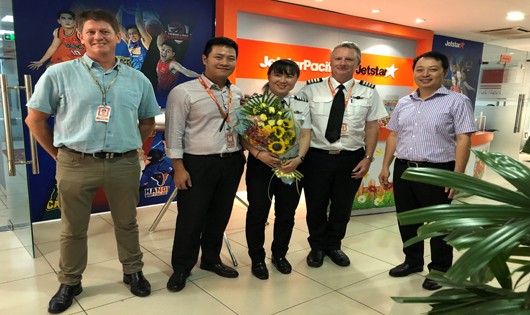 Trao chứng nhận cho nữ phi công trẻ Lê Thị Bích Hồng