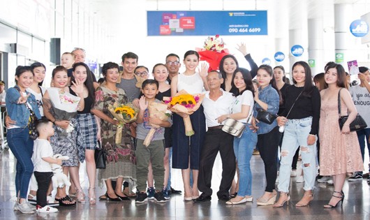 Hoa hậu Tiểu Vy trong vòng tay người thân và bạn bè 
