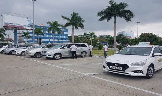 Các tài xế taxi đình công không bắt khách để phản đối Grab