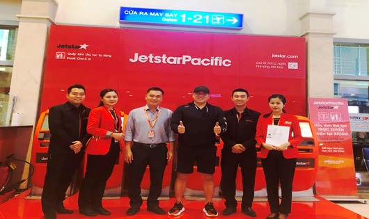 Đại diện Jetstar Pacific trả lại tiền cho chủ nhân