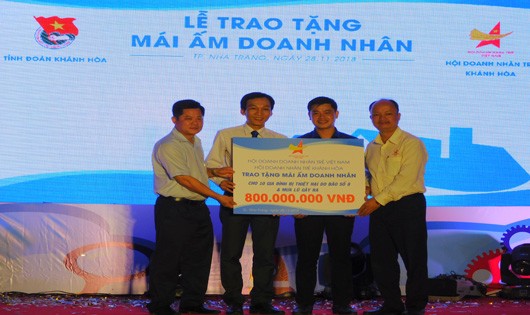Hội Doanh nhân trẻ trao 10 mái ấm cho bà con chịu thiệt hại do mưa lũ